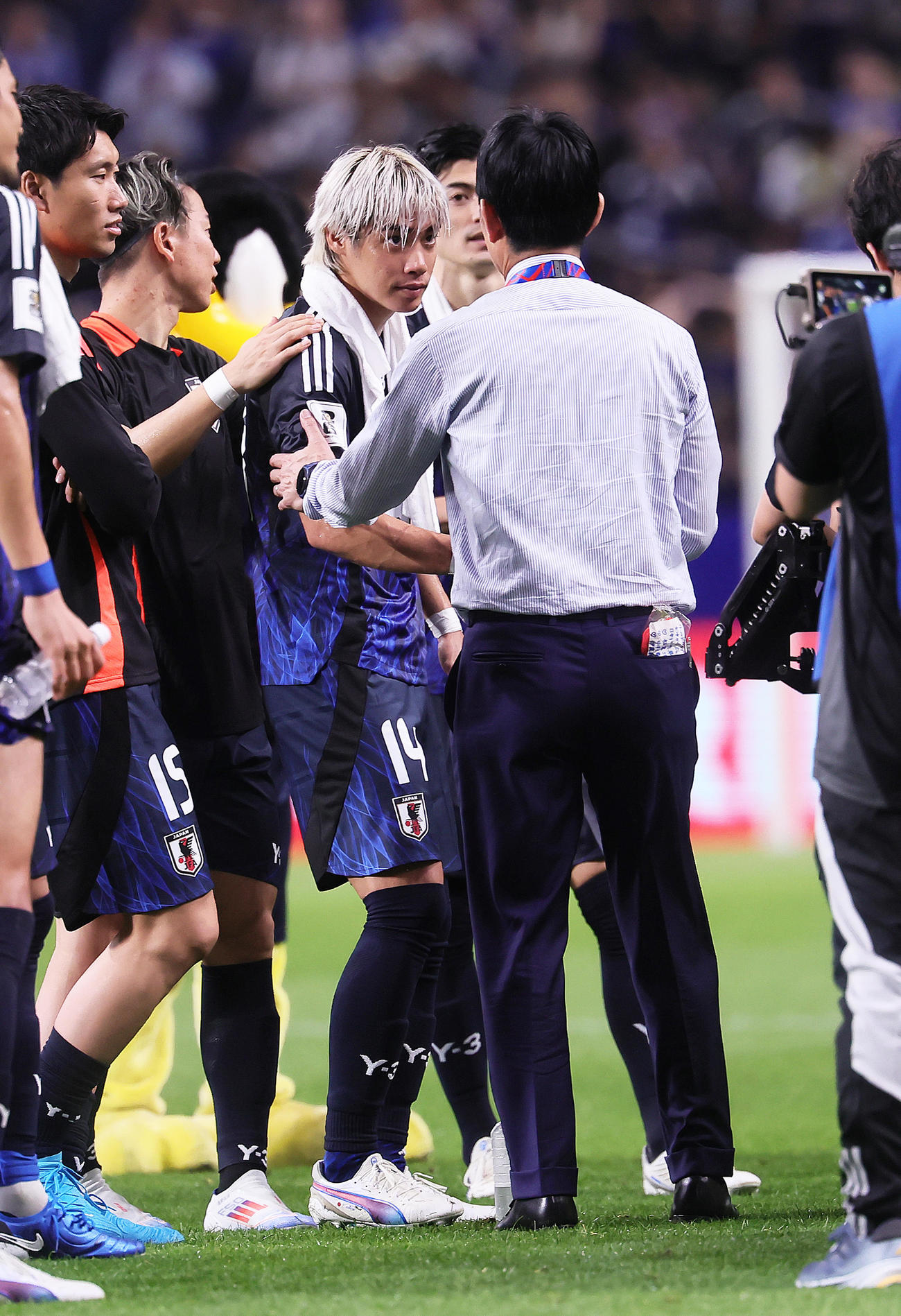 試合後、伊東（左）をねぎらう森保監督（撮影・足立雅史）