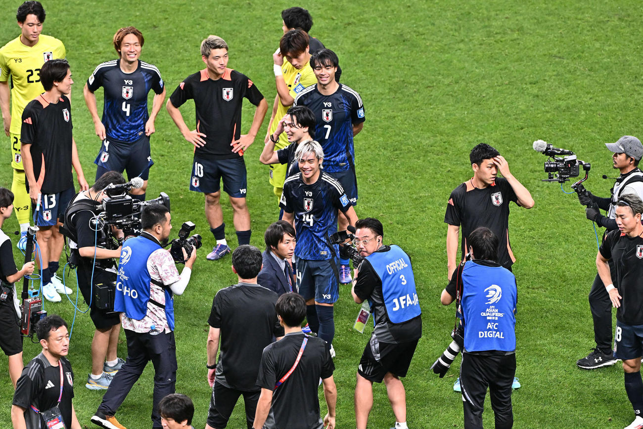 日本対中国　試合後、笑顔を見せる伊東（中央）（撮影・滝沢徹郎）　