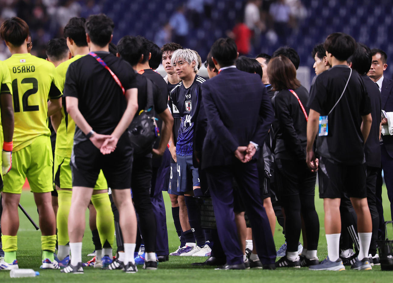 日本対中国　試合後、円陣の輪の中で笑顔を見せる伊東（中央）（撮影・足立雅史）