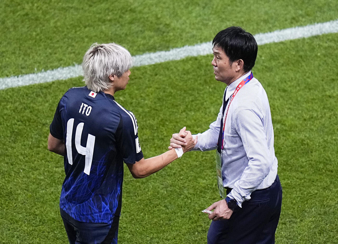 日本―中国　後半、途中出場する伊東（左）と握手を交わす森保監督＝埼玉スタジアム（共同）