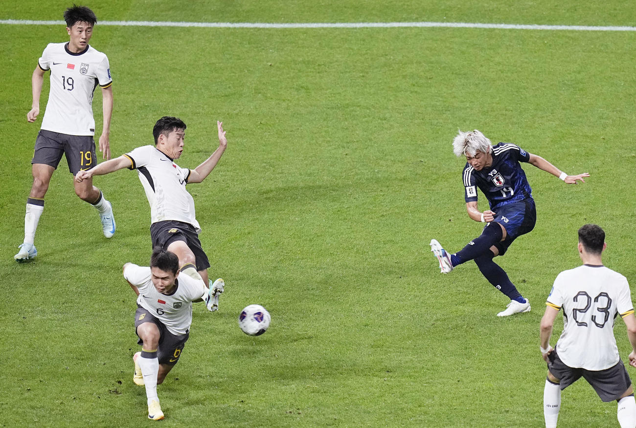 サッカーW杯アジア最終予選の後半、チーム5点目のゴールを決める伊東純也（右上）。中国代表に大勝し白星スタートを切った＝5日、埼玉スタジアム