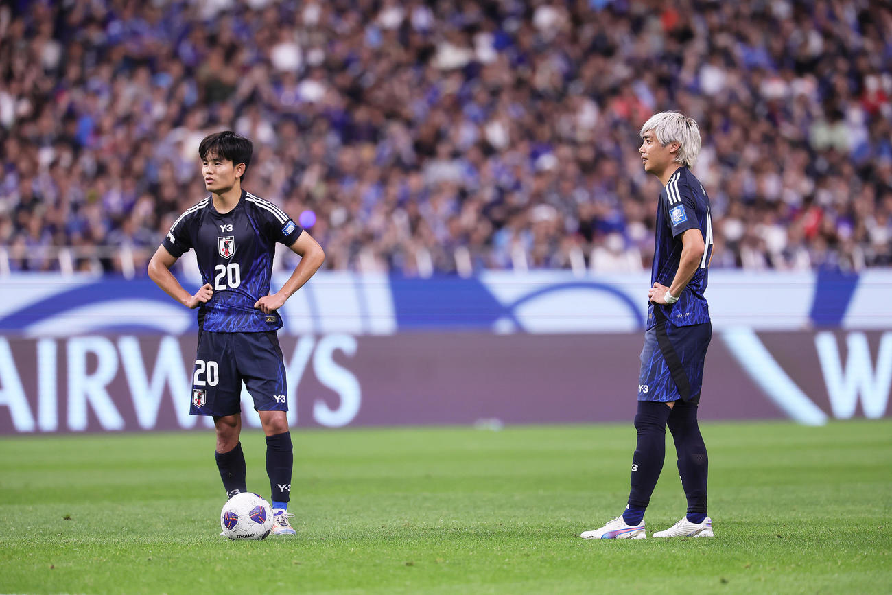 日本対中国　後半、FKを得る久保（左）と伊東（撮影・足立雅史）