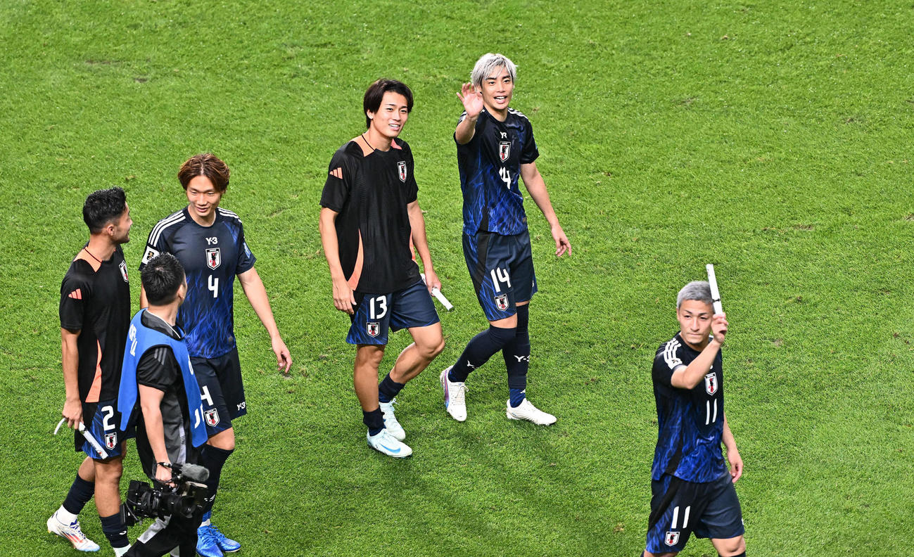 日本対中国　試合後、サポーターに手を振る伊東（右から2人目）（撮影・滝沢徹郎）　