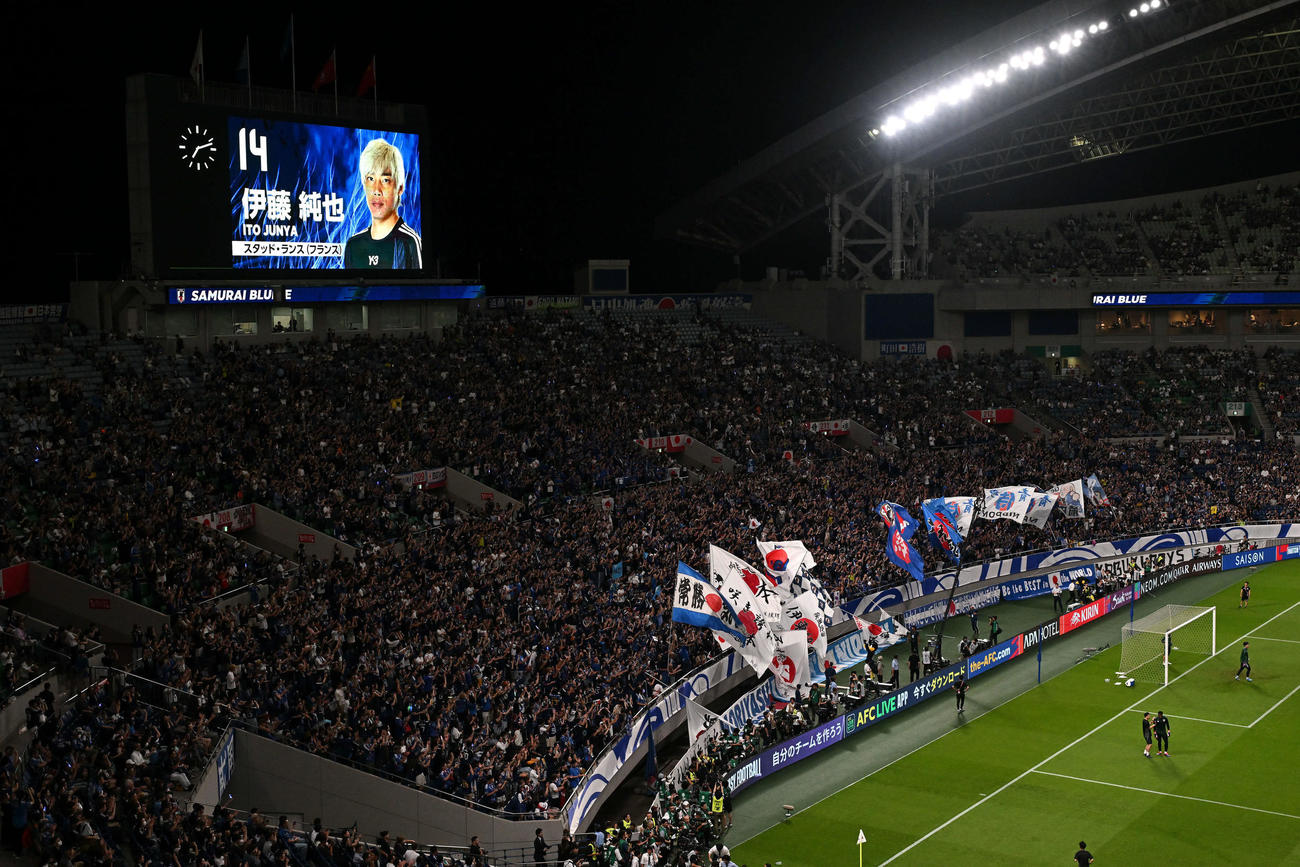 日本対中国　試合前に伊東が紹介され盛り上がるサポーター（撮影・滝沢徹郎）　