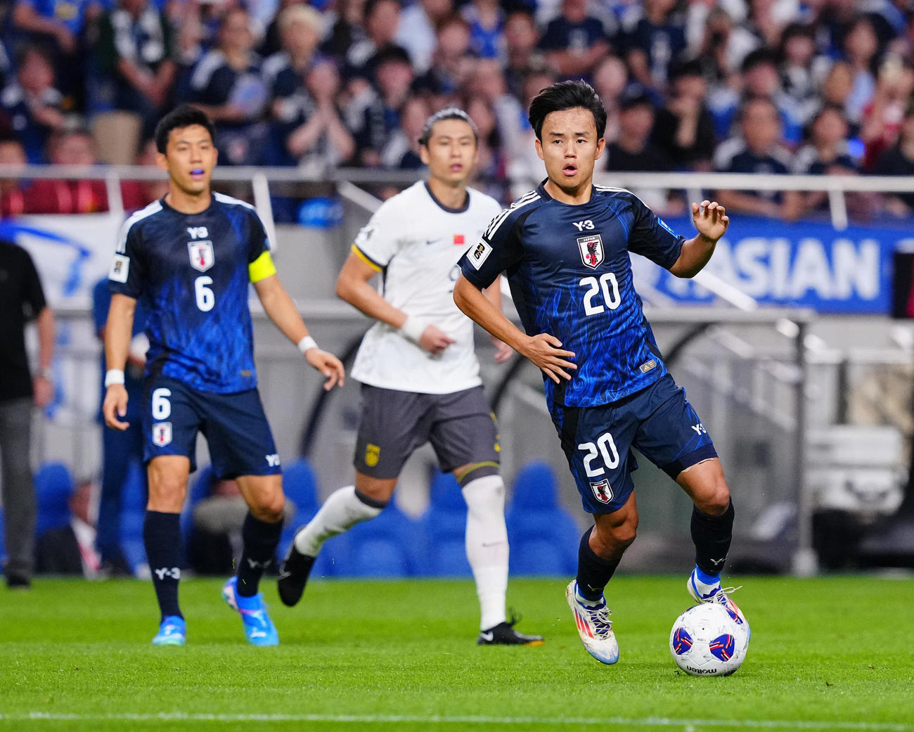 日本対中国　前半、ボールをキープする久保（撮影・垰建太）
