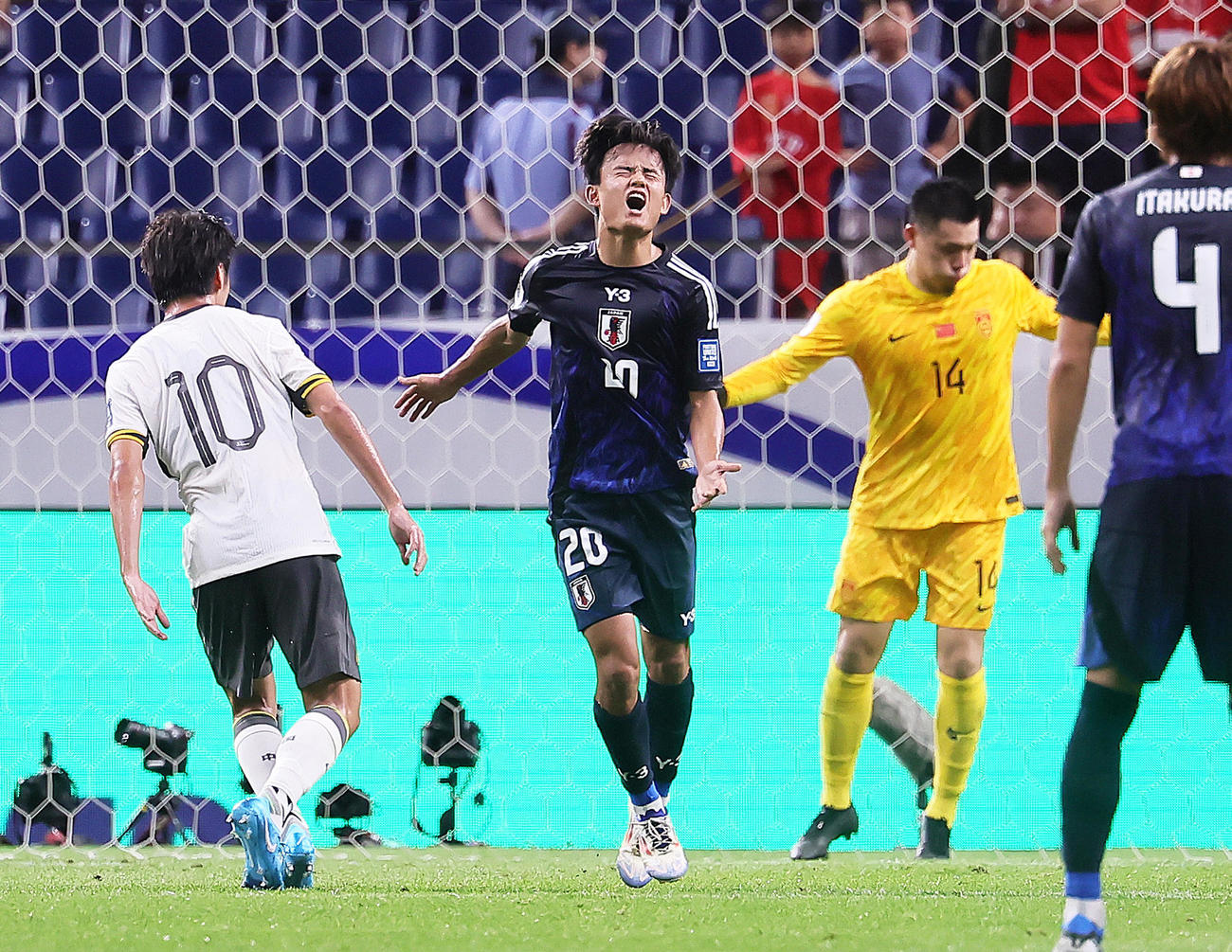 日本対中国　前半、シュートを外し、悔しがる久保（中央）（撮影・足立雅史）