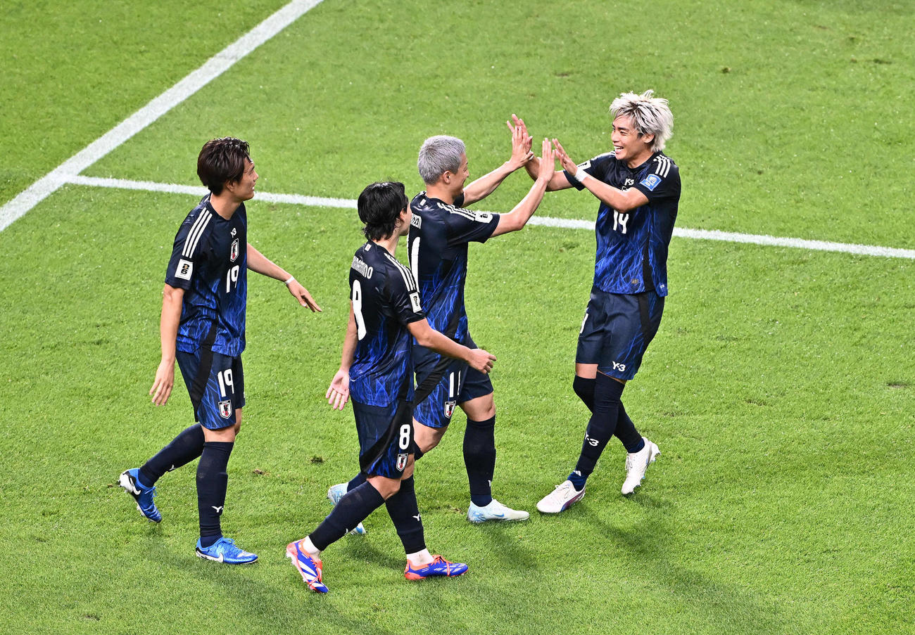 日本対中国　後半、ゴールを決めた前田（右から2人目）とタッチを交わす伊東（撮影・滝沢徹郎）　