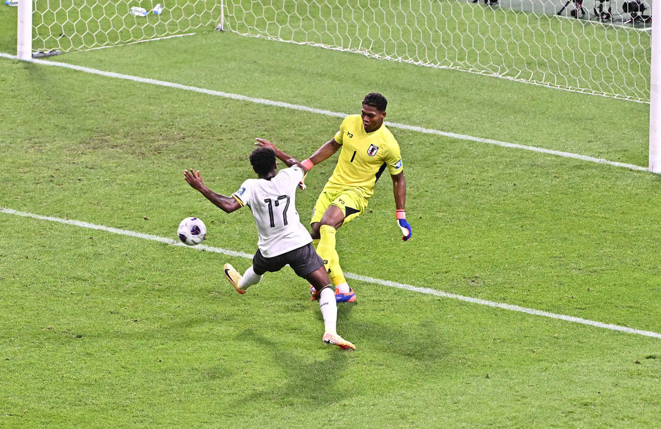 日本対中国　後半、冷静にクリアするGK鈴木（右）（撮影・滝沢徹郎）　