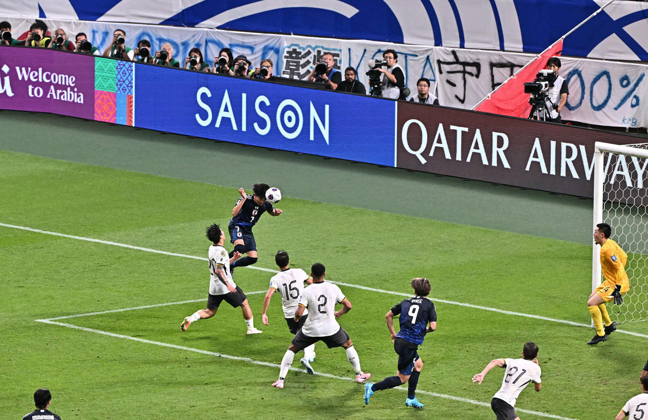日本対中国　前半、追加点を決める三笘（左から2人目）（撮影・滝沢徹郎）　