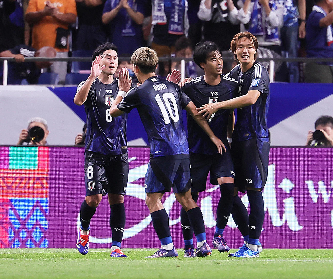 日本対中国　前半、ゴールを決め、板倉（右端）らと喜び合う三笘（右から2人目）。左から南野、堂安（撮影・足立雅史）