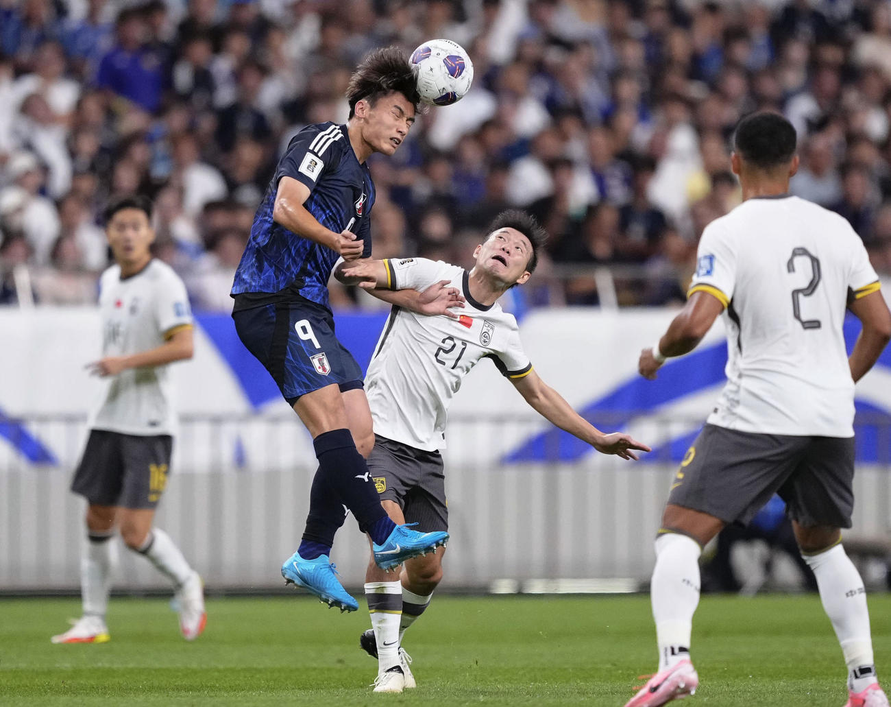 前半、ヘディングで競り合う上田（共同）
