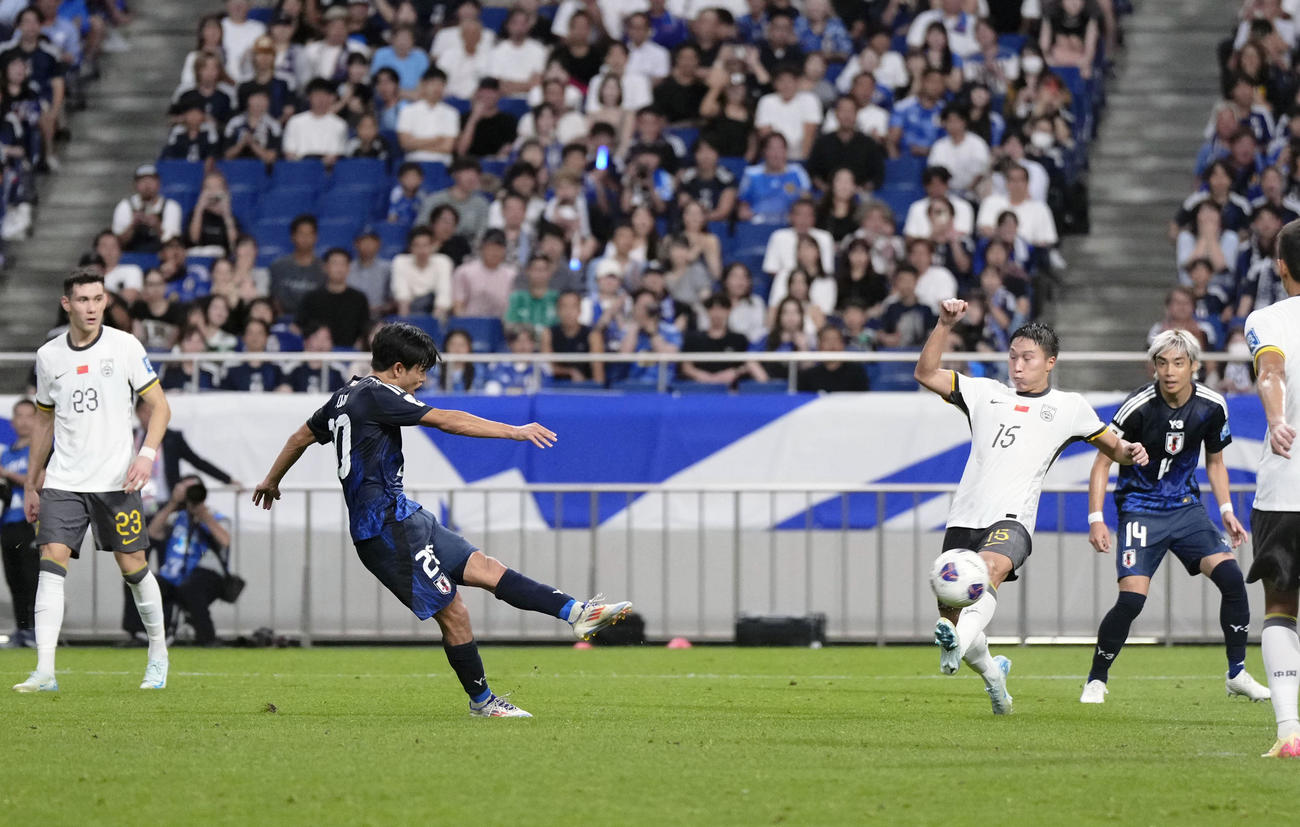 日本―中国　試合終了間際、チーム7点目のゴールを決める久保（左から2人目）＝埼玉スタジアム（共同）
