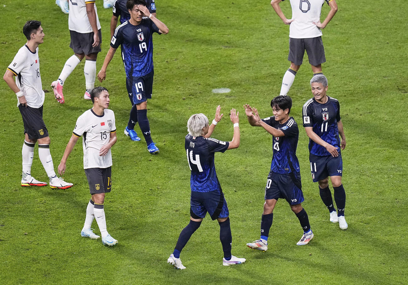 日本―中国　試合終了間際、チーム7点目のゴールを決め、伊東とタッチを交わす久保（右から2人目）＝埼玉スタジアム（共同）