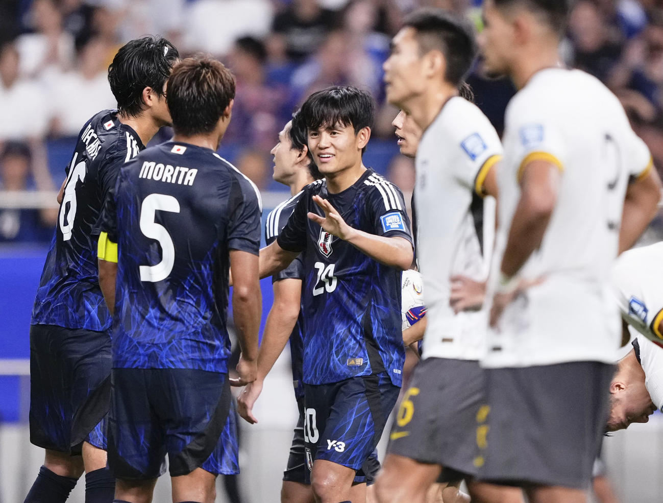 日本―中国　試合終了間際、チーム7点目のゴールを決め、笑顔を見せる久保（中央）＝埼玉スタジアム（共同）