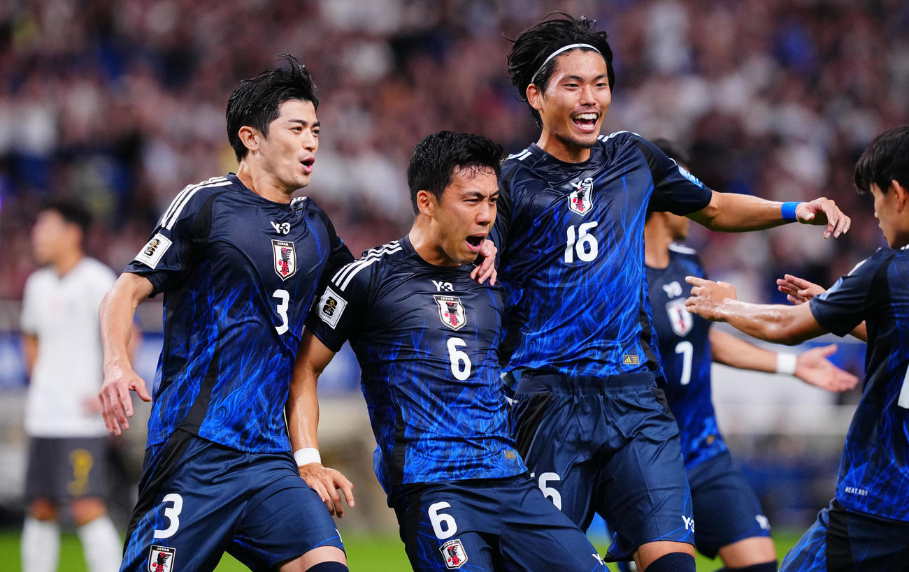 日本対中国　前半、先制ゴールを決め、アシストした久保（右端）と喜び合う遠藤（左から2人目）（2024年9月5日撮影）