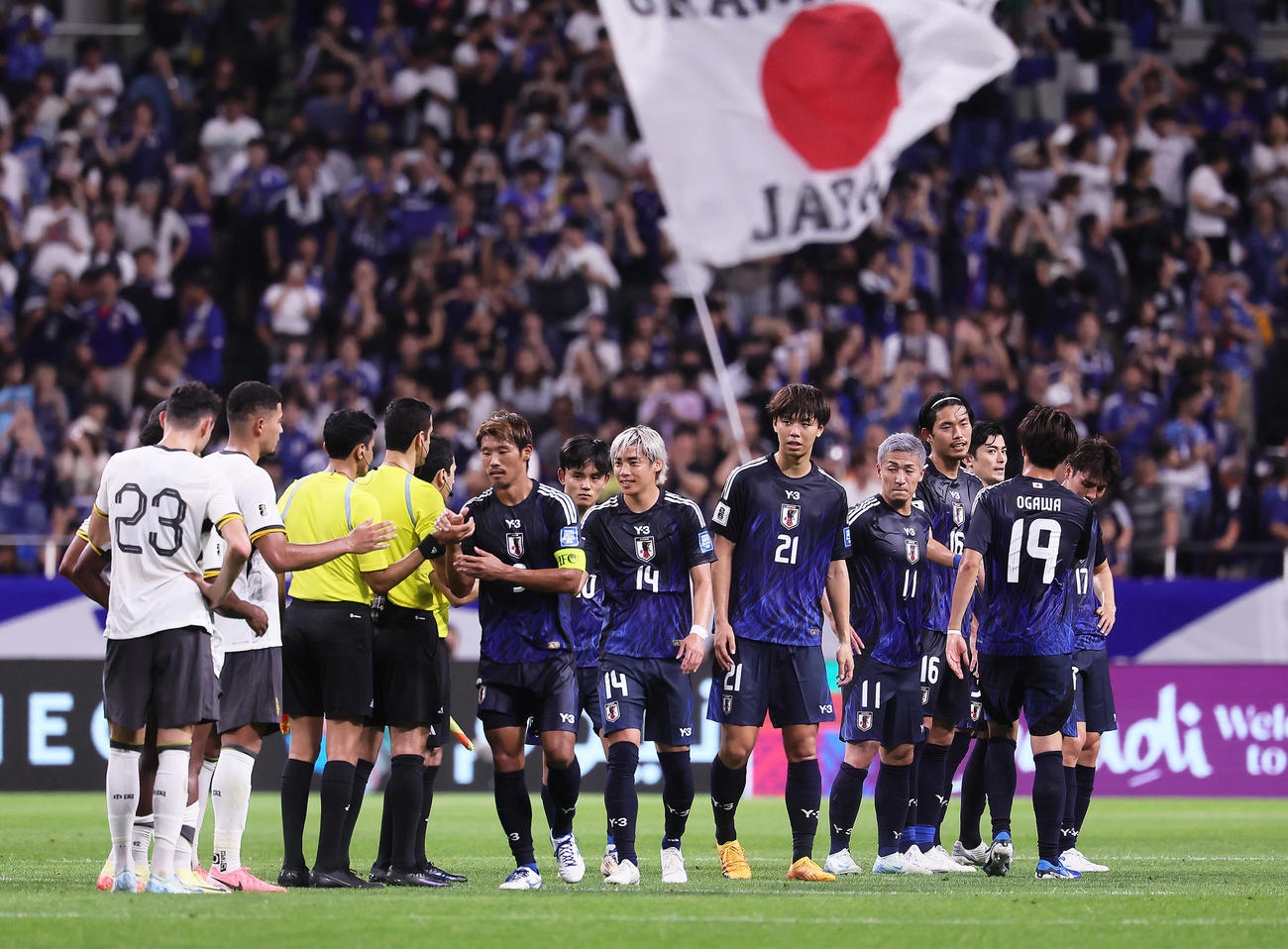 日本対中国　中国に快勝し笑顔を見せる伊東（中央）ら（撮影・足立雅史）
