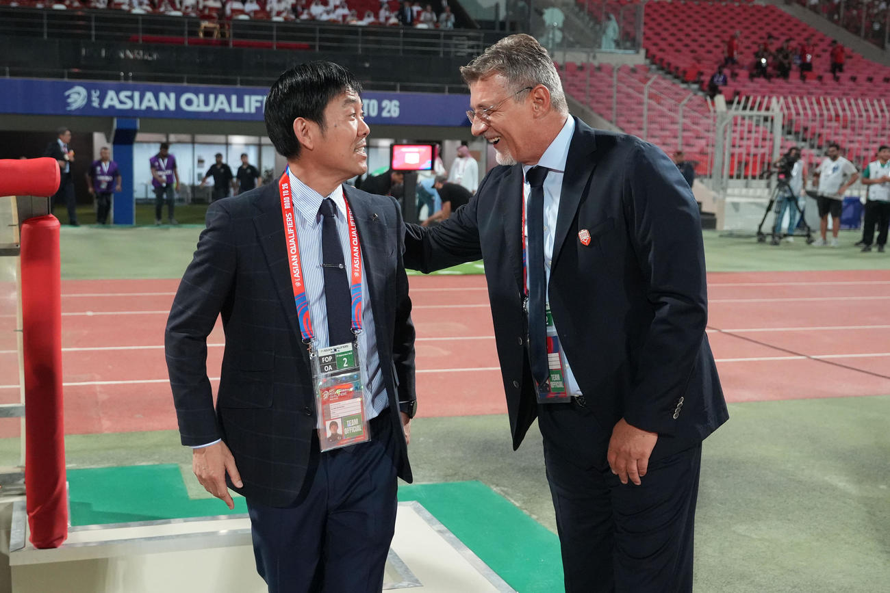 バーレーン対日本　試合前、バーレーン・タライッチ監督に声をかけられる森保監督（撮影・パオロ　ヌッチ）