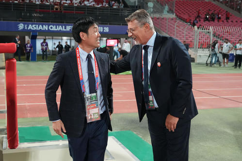 バーレーン対日本　試合前、バーレーン・タライッチ監督に声をかけられる森保監督（撮影・パオロ　ヌッチ）