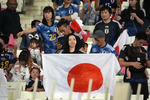 バーレーン対日本　試合開始を待つ日本サポーター（撮影・パオロ　ヌッチ）