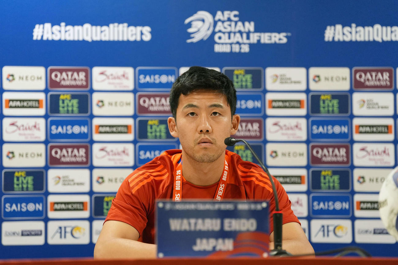 バーレーン戦の前日会見に臨む日本代表遠藤（撮影・パオロ　ヌッチ）