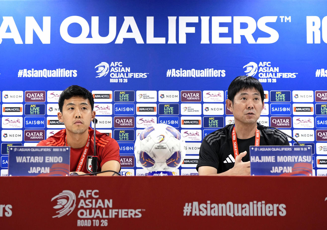 サッカーW杯アジア最終予選のバーレーン戦を前に、記者会見する森保監督。左は遠藤（共同）