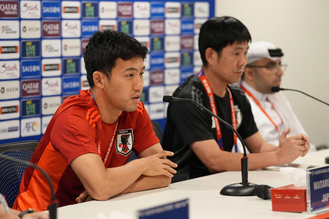 バーレーン戦の前日会見に臨む日本代表遠藤（手前）と森保監督（撮影・パオロ　ヌッチ）