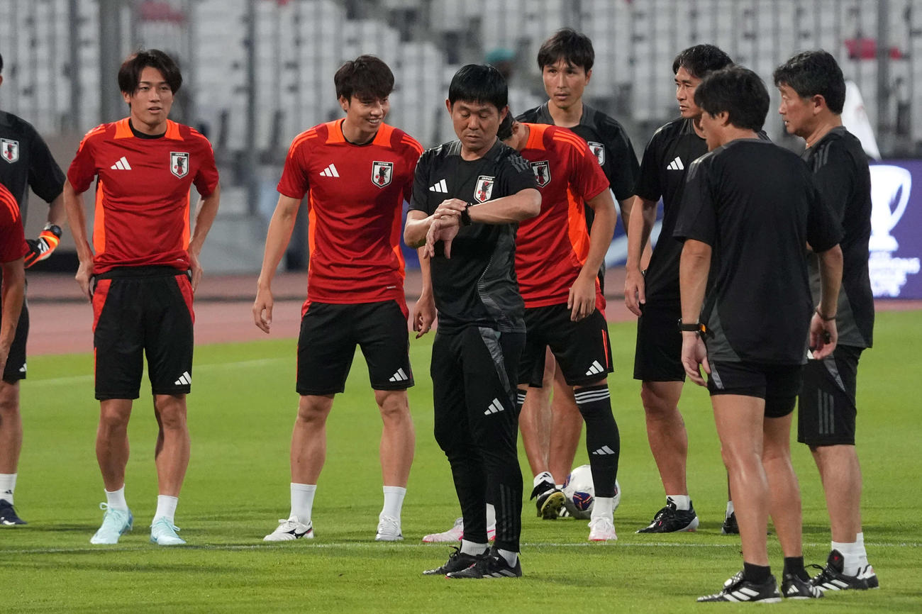 バーレン戦の前日練習で日本代表森保一監督（左から3人目）はコーチ陣と言葉を交わす（撮影・パオロ　ヌッチ）