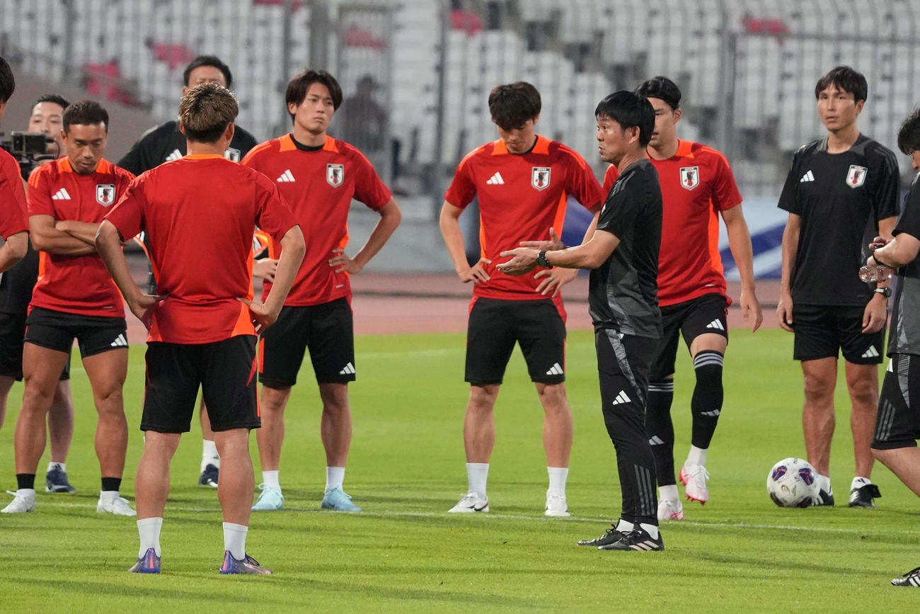 バーレン戦の前日練習で日本代表森保一監督（右から2人目）は選手に声をかける（撮影・パオロ　ヌッチ）