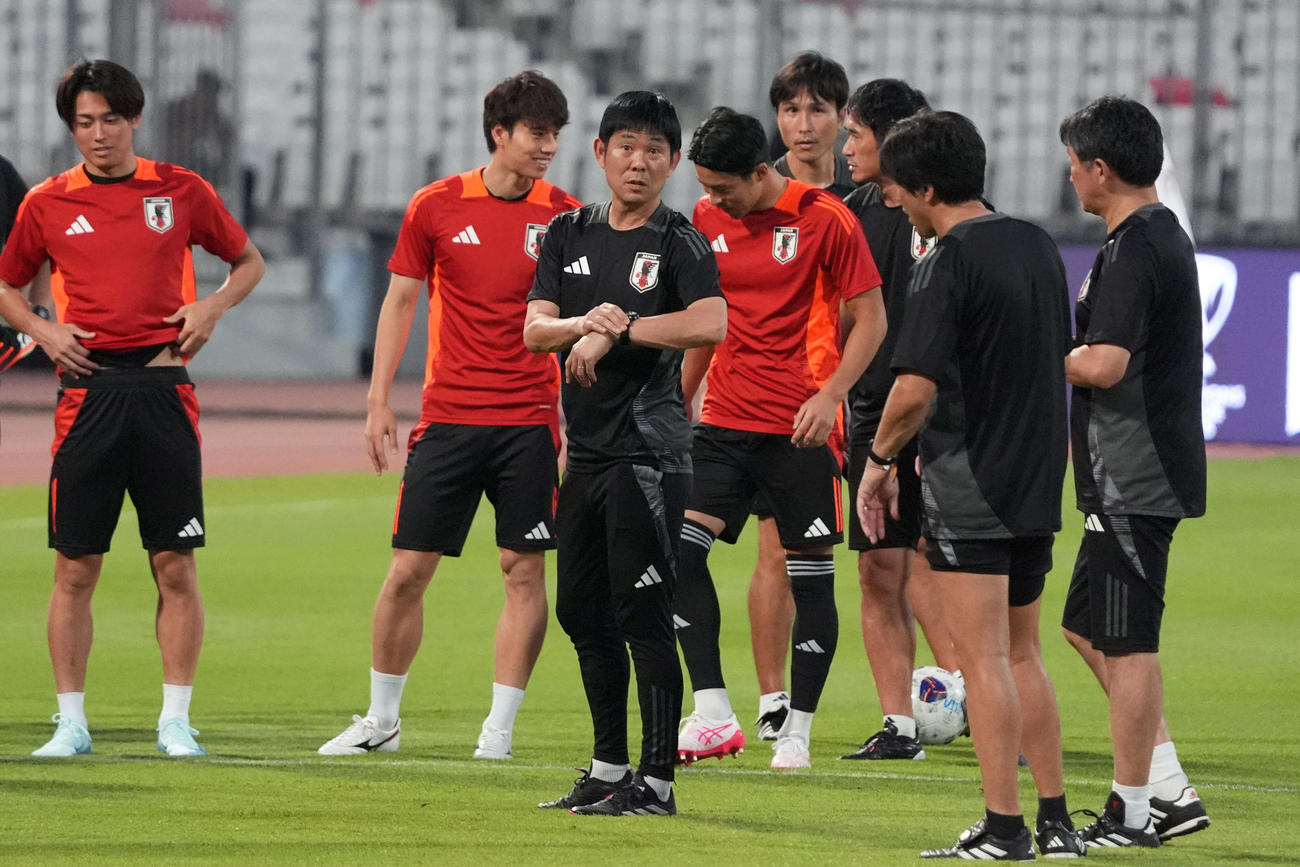 バーレン戦の前日練習で日本代表森保一監督（左から3人目）はコーチ陣と言葉を交わす（撮影・パオロ　ヌッチ）