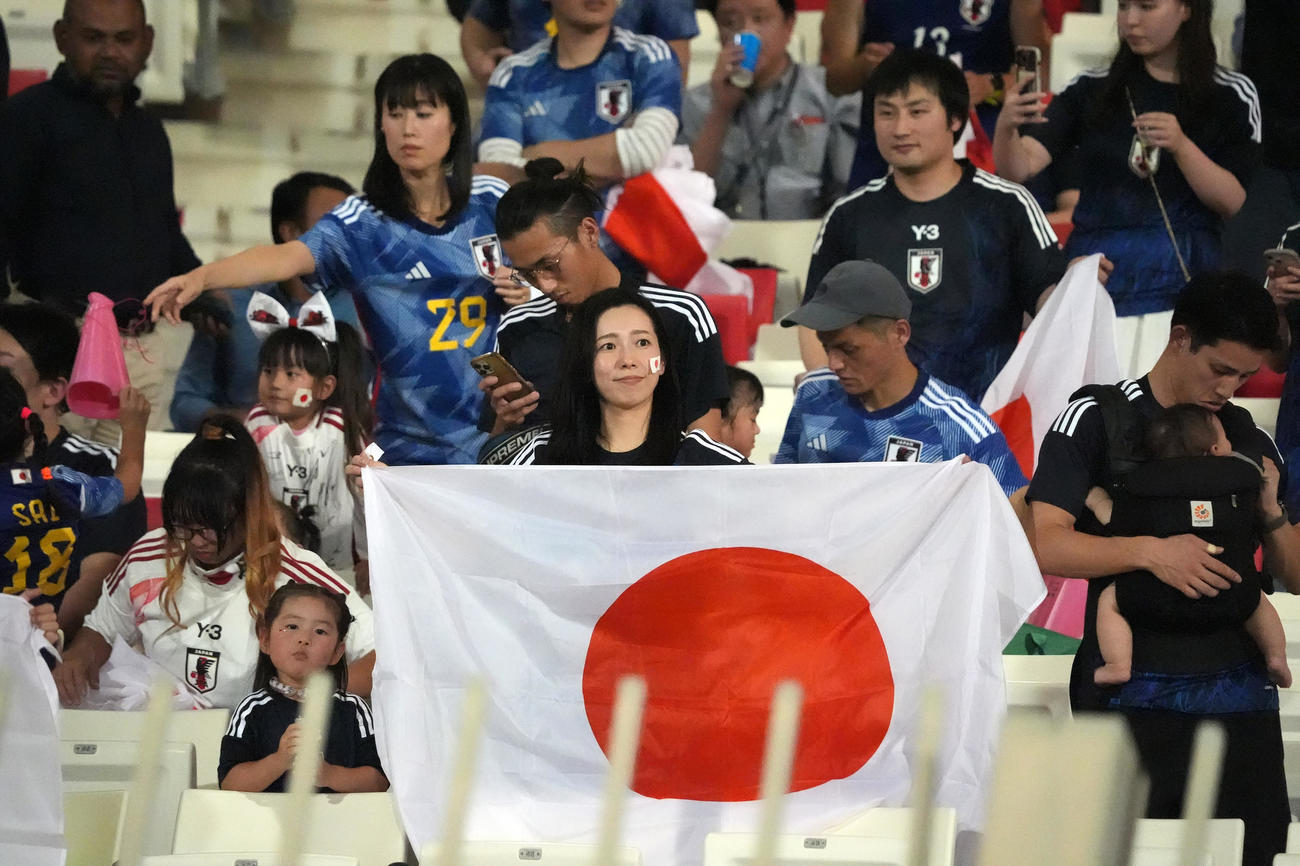 バーレーン対日本　試合開始を待つ日本サポーター（撮影・パオロ　ヌッチ）