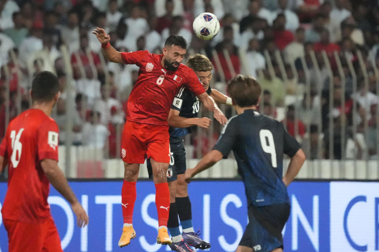 バーレーンMFマルフーンと競り合う日本代表MF堂安（撮影・パオロ　ヌッチ）