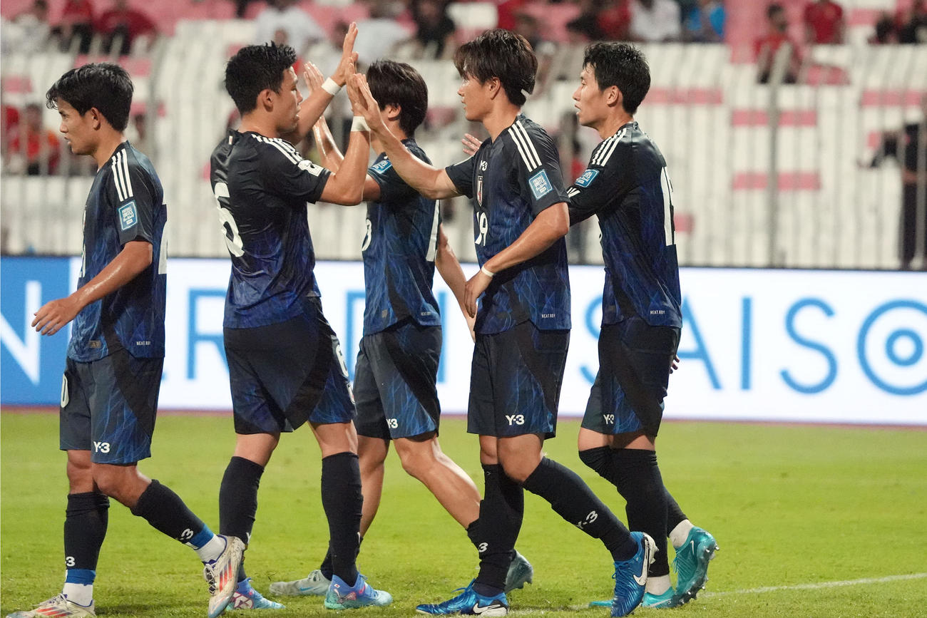 バーレーン対日本　後半、チーム5点目のゴールを決め祝福される小川（左から4人目）（撮影・パオロ　ヌッチ）