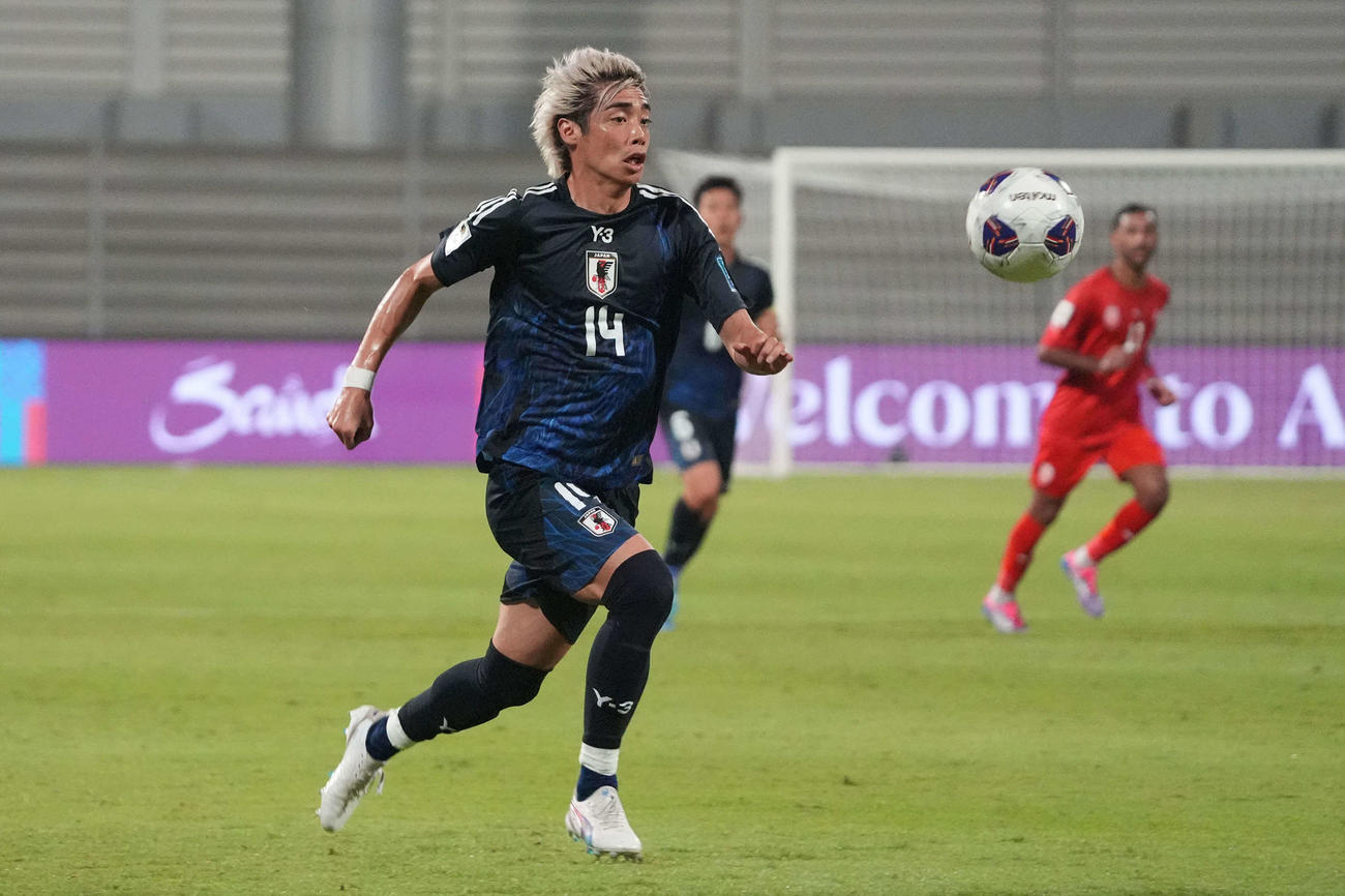 日本対バーレーン　攻め込む伊東純也（撮影・パオロ　ヌッチ）
