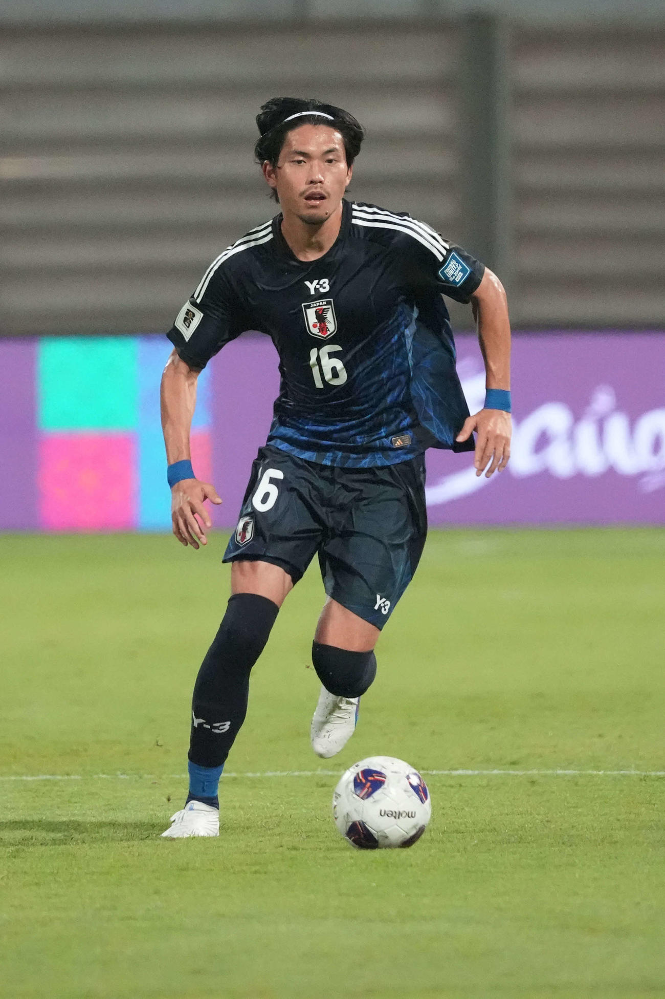 前半、ドリブルする町田浩樹（撮影・パオロ　ヌッチ）