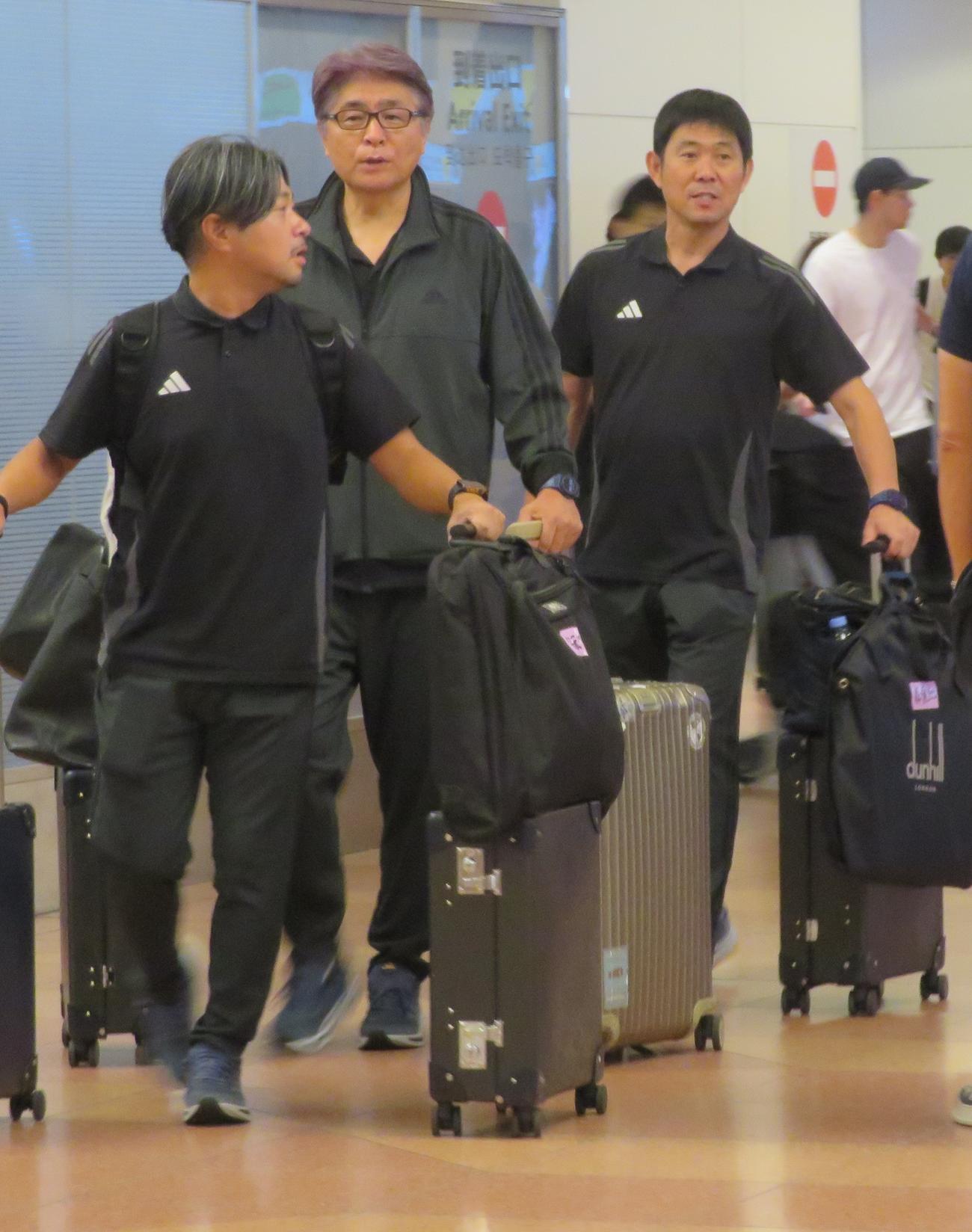 W杯アジア最終予選バーレーン戦を終えて帰国し、スタッフに誘導される山本昌邦ナショナルダイレクター（中）と日本代表森保一監督（撮影・佐藤成）