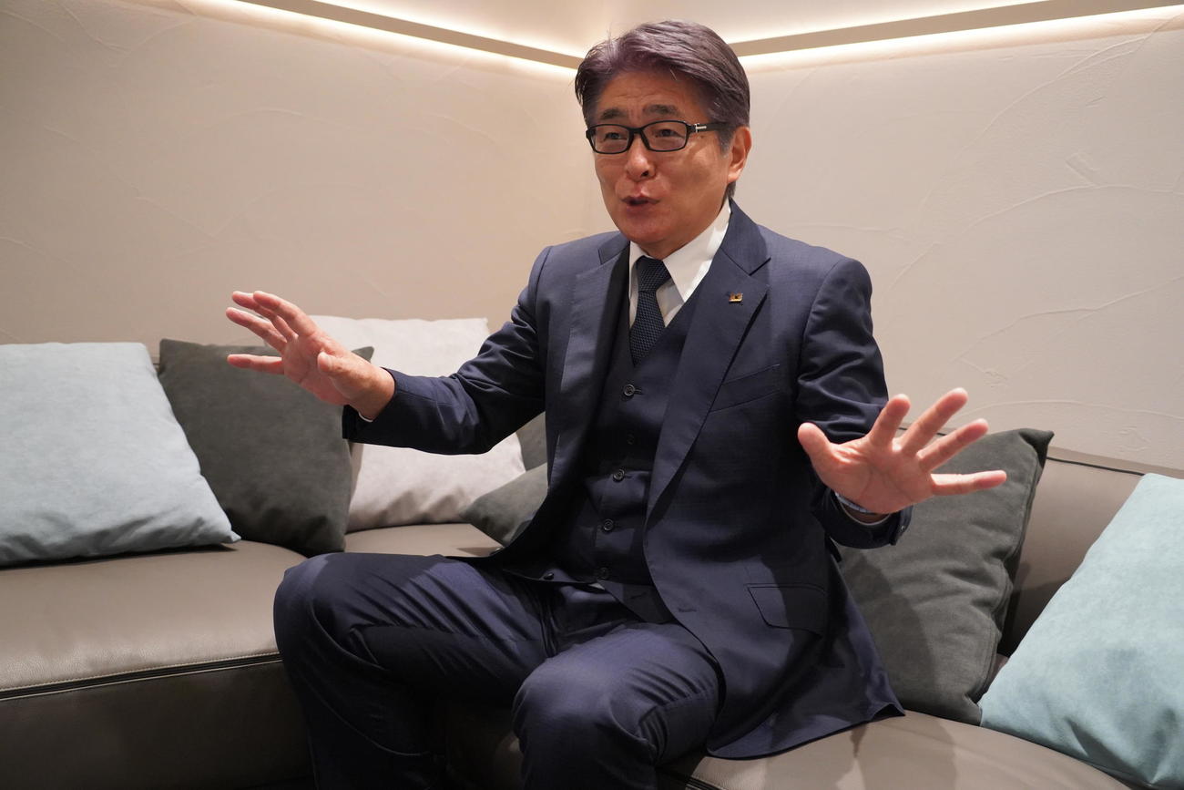 パリ五輪サッカー男子の団長を務めた日本サッカー協会の山本ナショナルチームダイレクター（撮影・佐藤成）