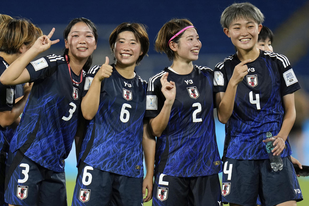 U－20女子ワールドカップ準決勝オランダ戦で、勝利を祝う日本代表選手たち（AP）