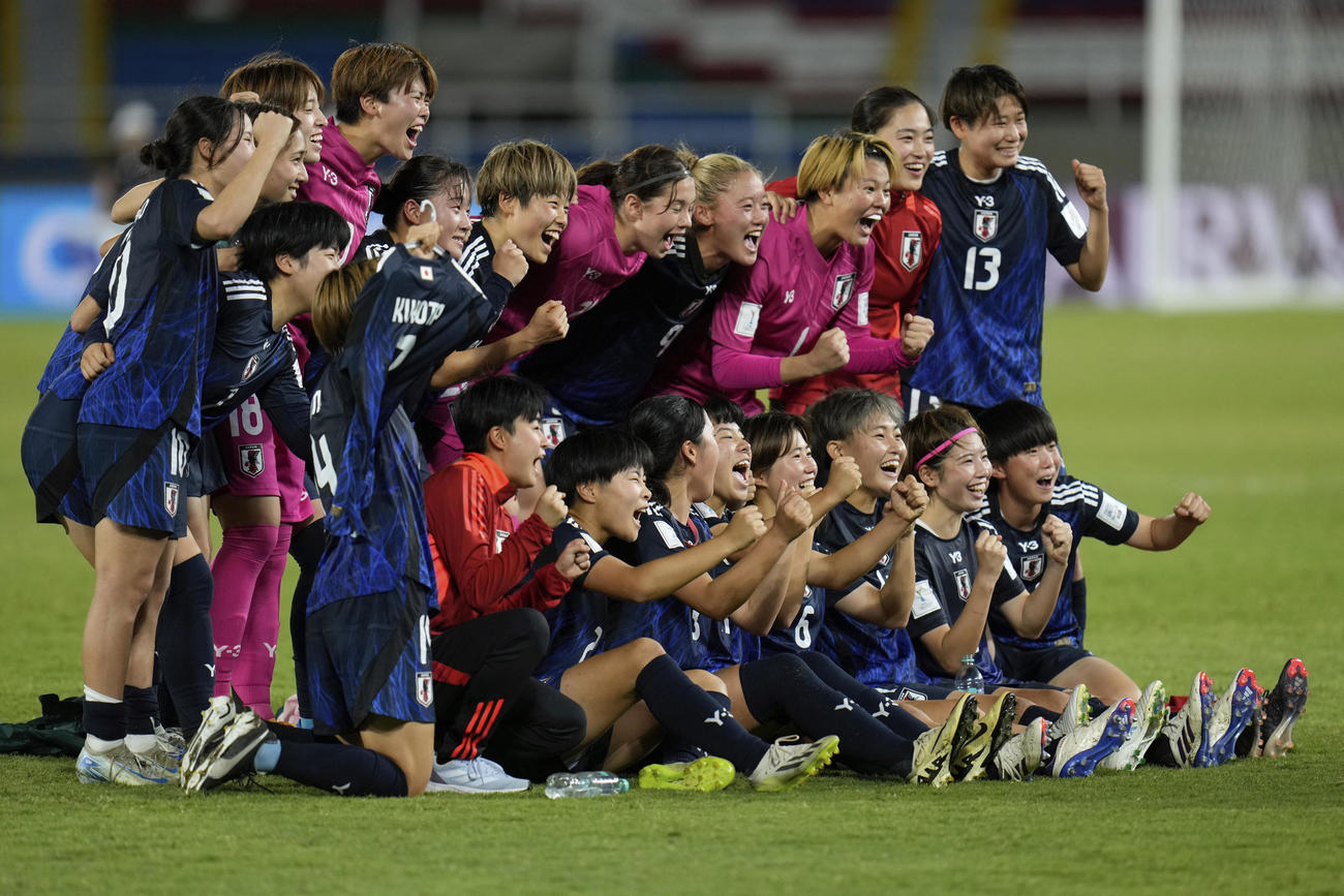 勝利を喜ぶ日本代表ら（AP）