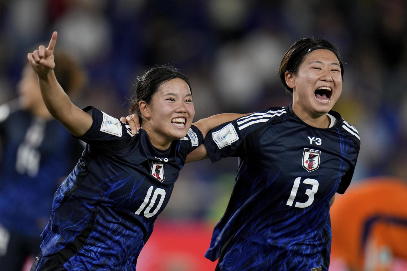 U－20女子ワールドカップ準決勝オランダ戦で先制ゴールを決めて土方（右）と喜ぶFW松窪真心（AP）
