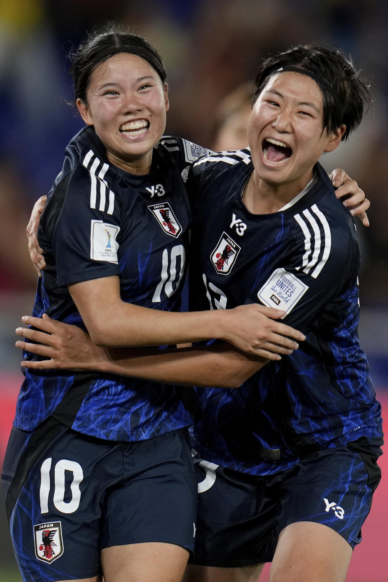 U－20女子ワールドカップ準決勝オランダ戦で先制ゴールを決めて土方（右）と喜ぶFW松窪真心（AP）