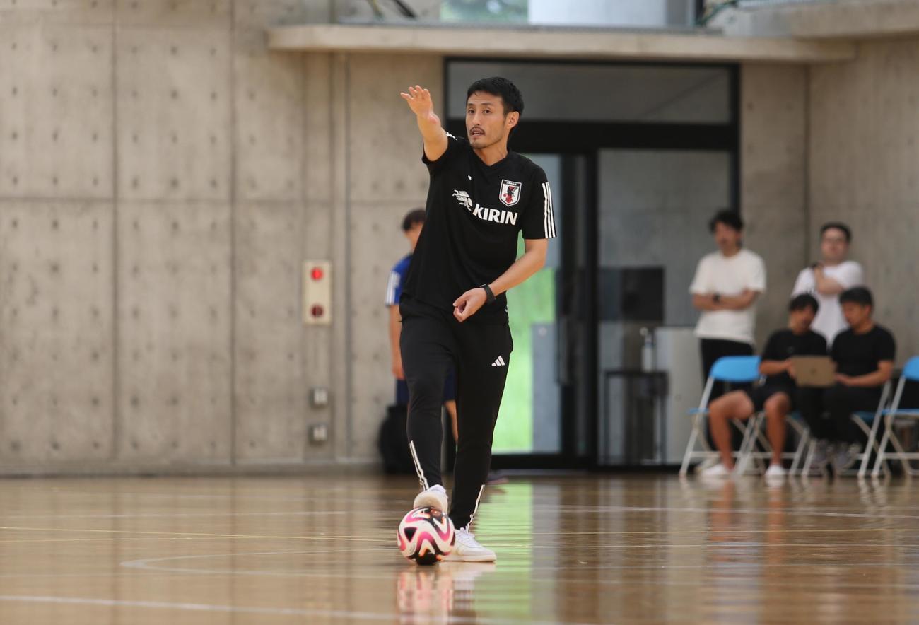 U－18日本代表選手のトレーニングで指導する高橋監督（撮影・中島洋尚）