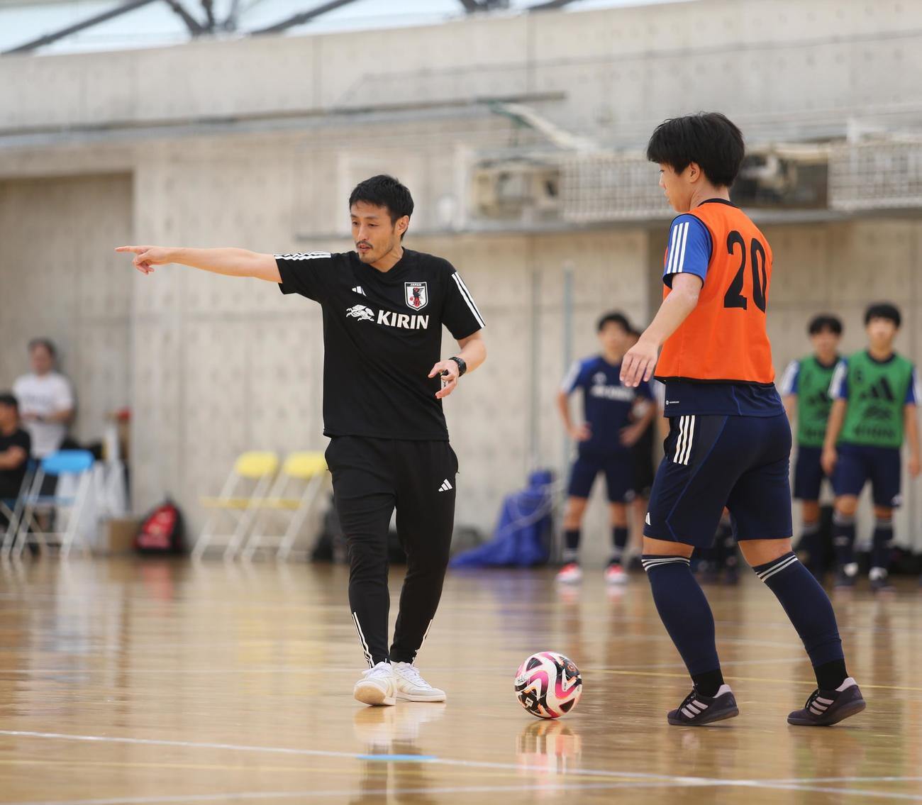 U－18日本代表選手のトレーニングで指導する高橋監督（左）（撮影・中島洋尚）