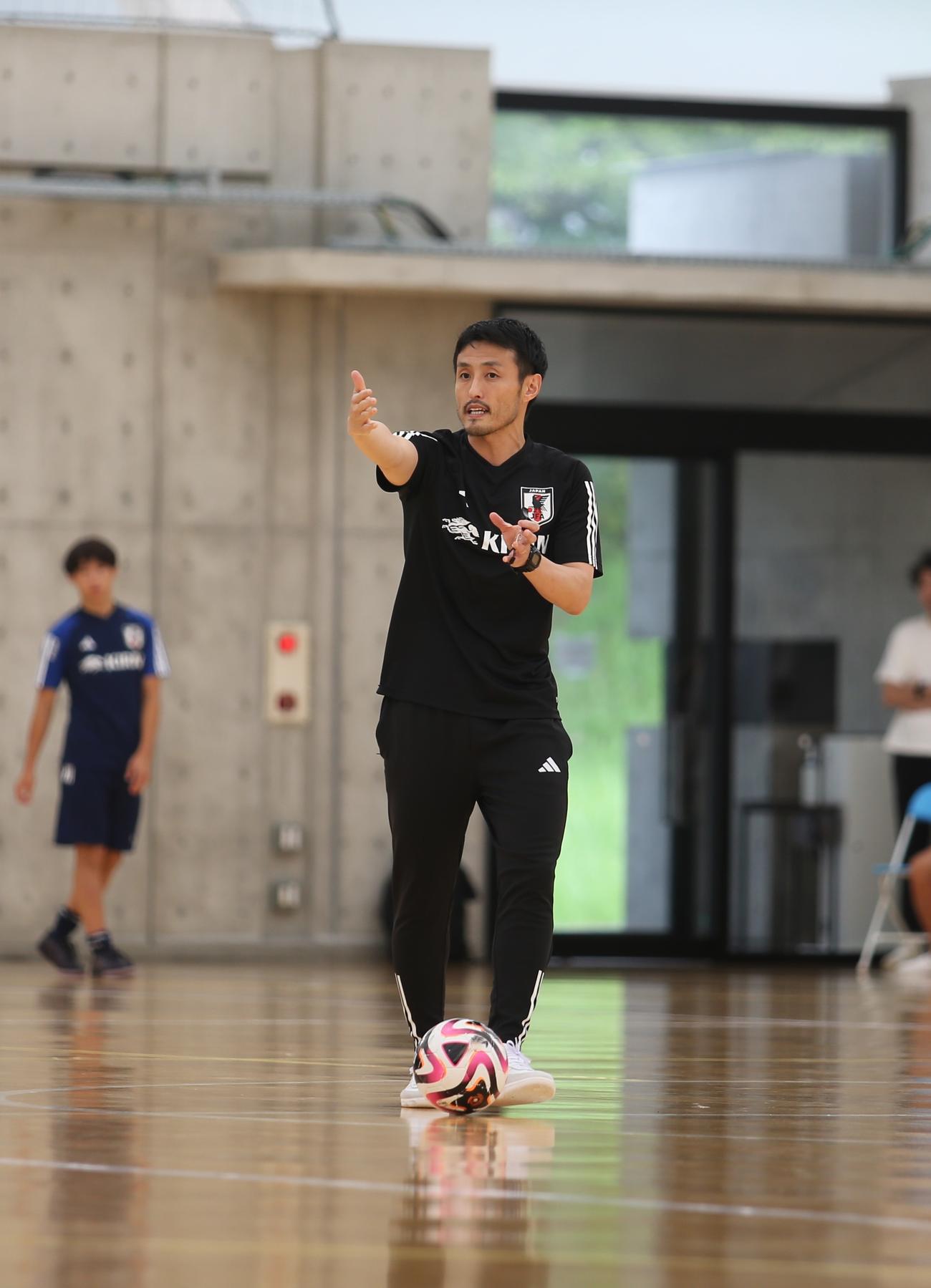 U－18日本代表選手のトレーニングで指導する高橋監督（撮影・中島洋尚）