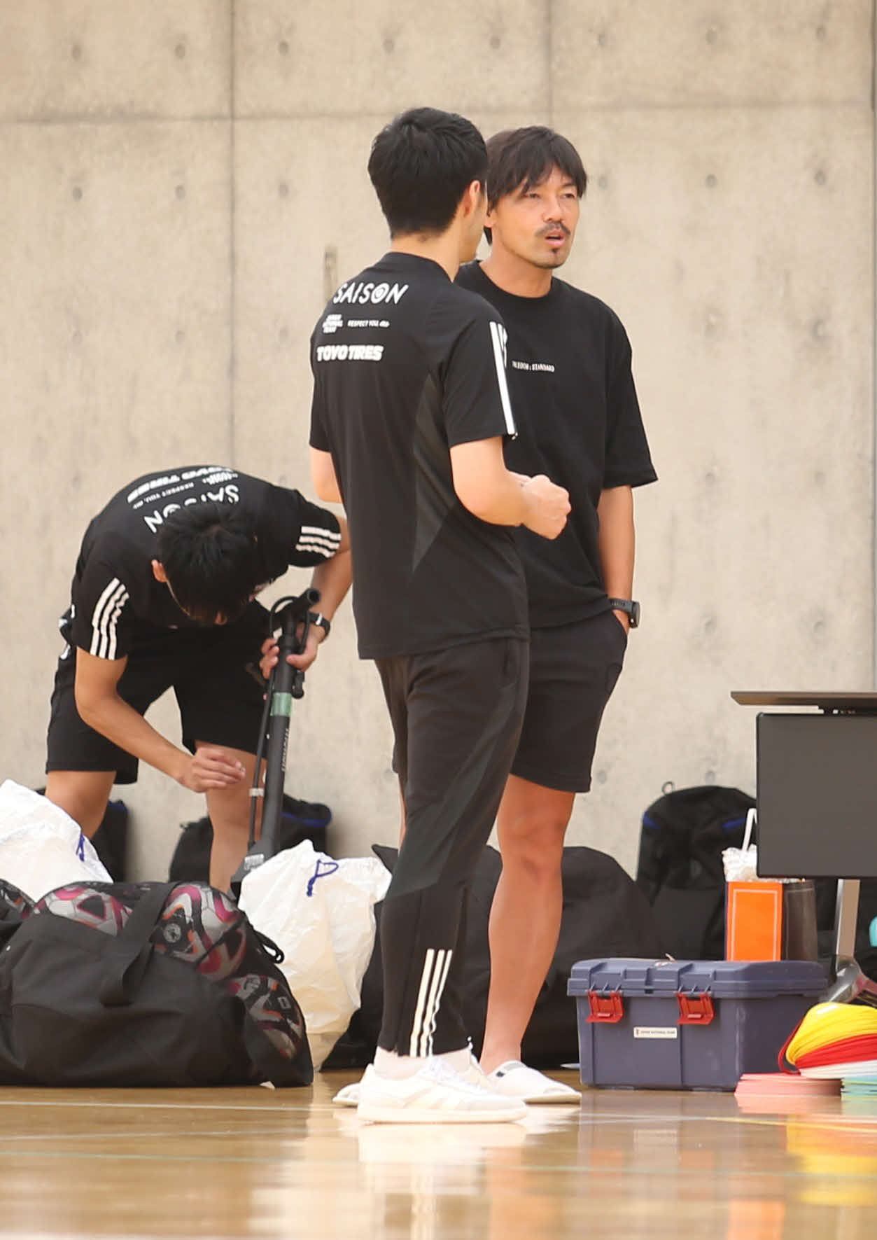 U－18日本代表選手のトレーニング後、松井理事長（右）と会話を交わす高橋監督（撮影・中島洋尚）