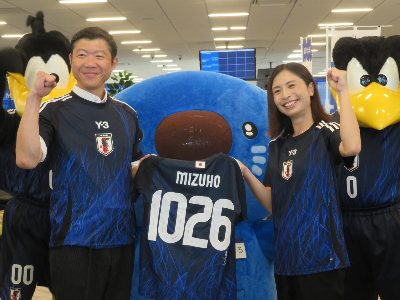 10月26日に行われるサッカー女子日本代表対韓国代表戦をPRする鮫島彩さん（右）。左はみずほ銀行高橋優池袋支店長（撮影・佐藤成）