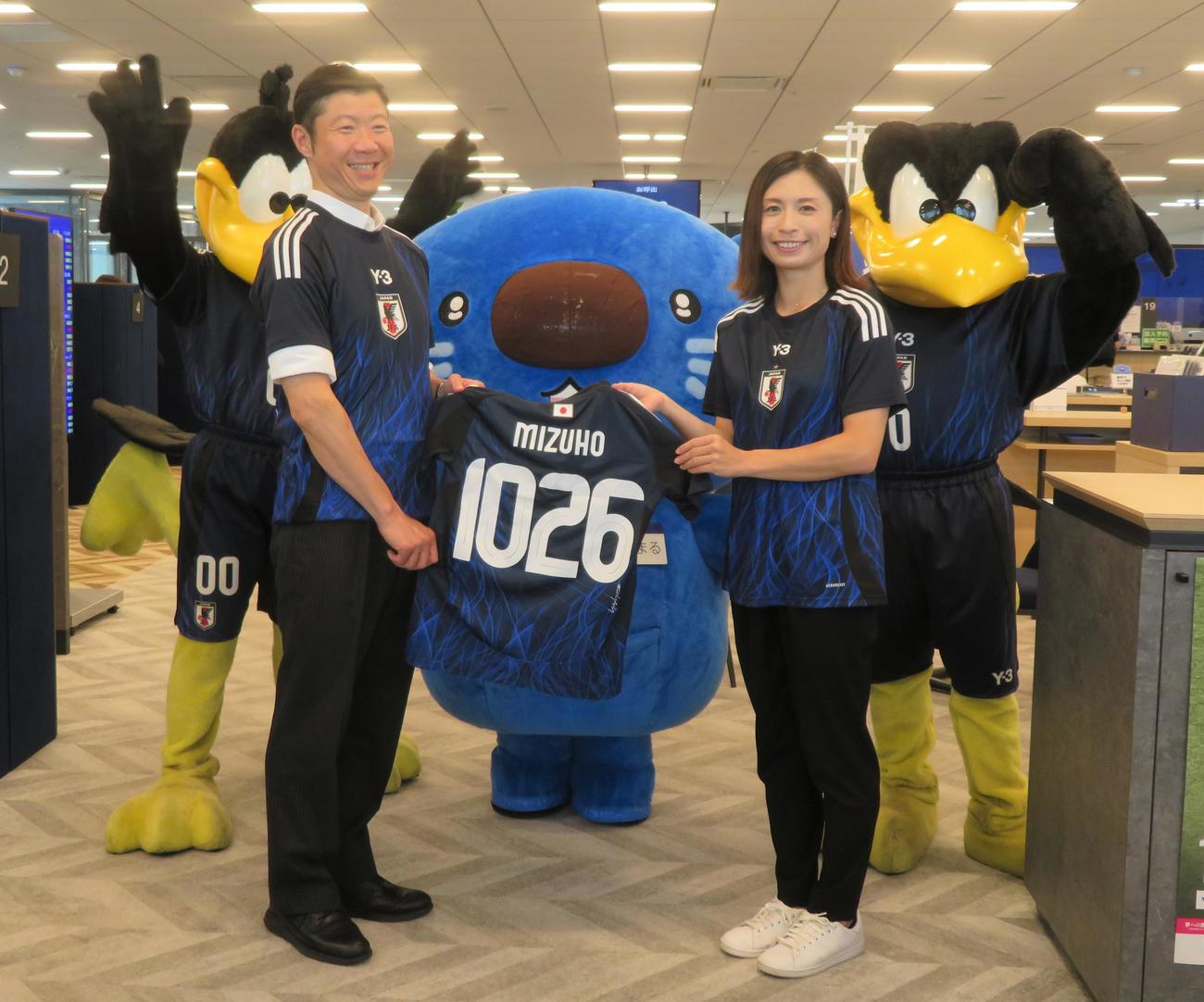 10月26日に行われるサッカー女子日本代表対韓国代表戦をPRする鮫島彩さん（右）。左はみずほ銀行高橋優池袋支店長（撮影・佐藤成）