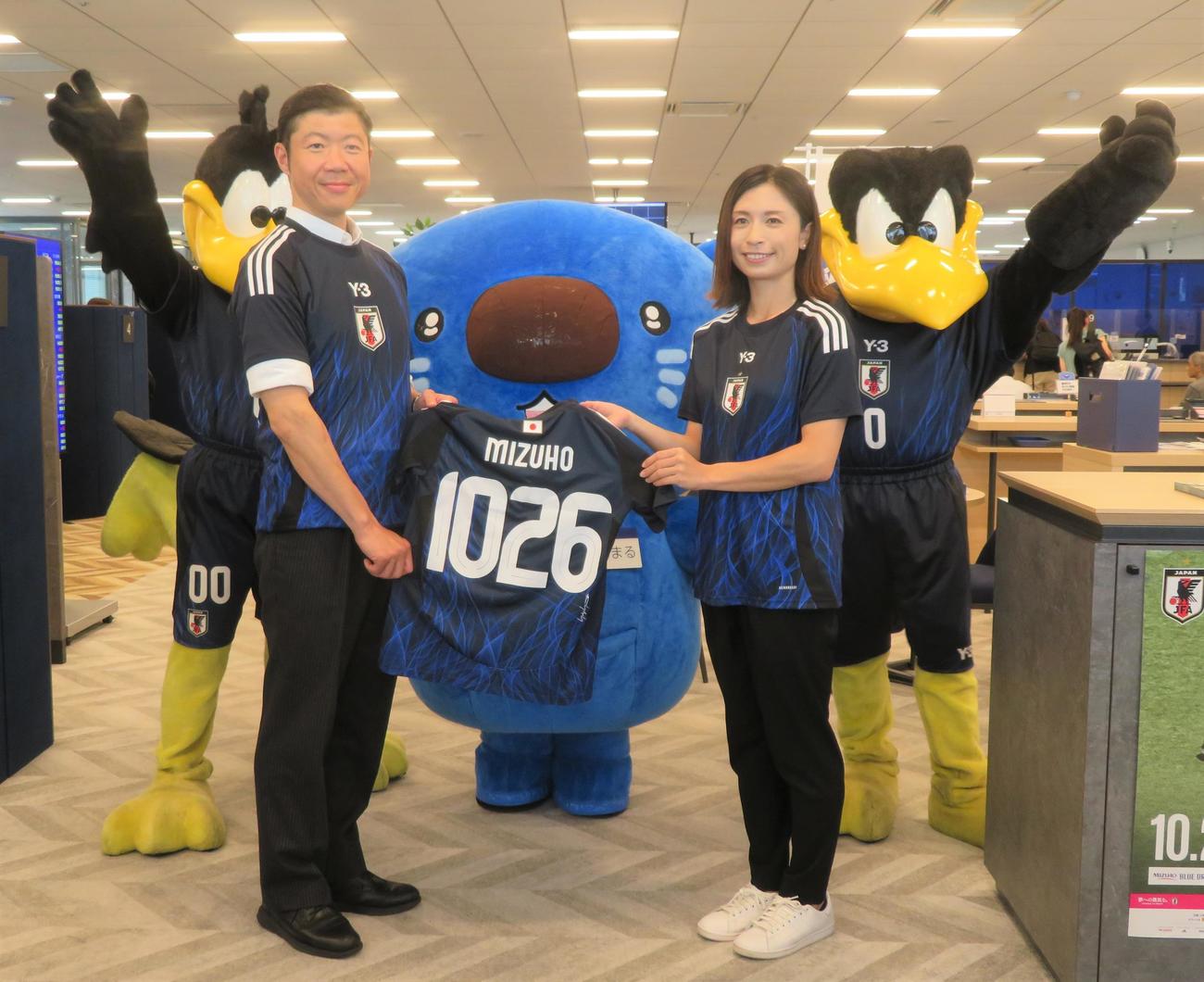 10月26日に行われるサッカー女子日本代表対韓国代表戦をPRする鮫島彩さん（右）。左はみずほ銀行高橋優池袋支店長（撮影・佐藤成）