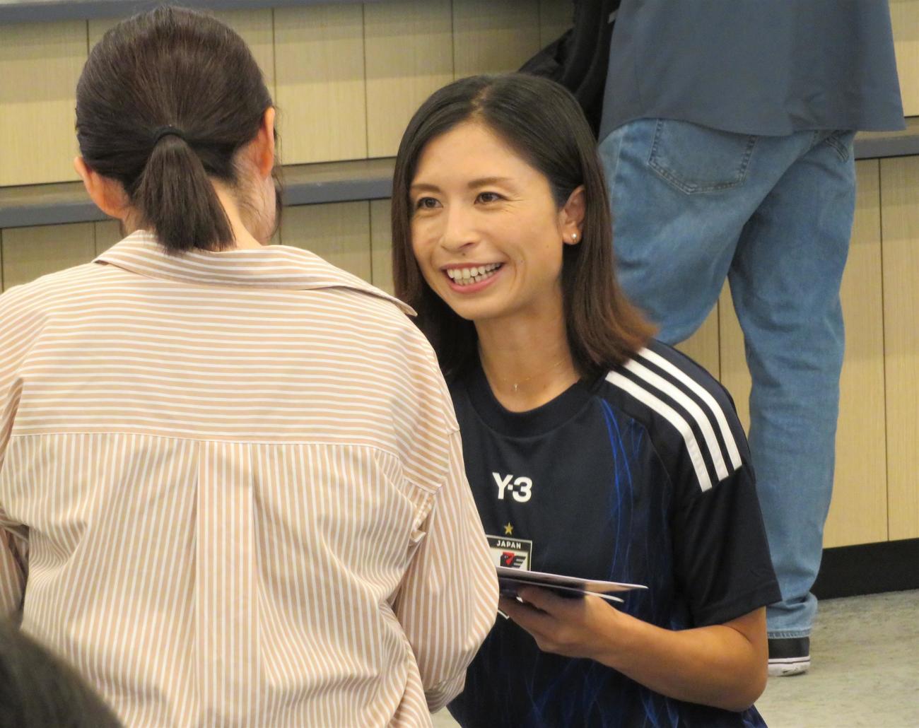 10月26日に行われるサッカー女子日本代表対韓国代表戦をPRする鮫島彩さん（撮影・佐藤成）