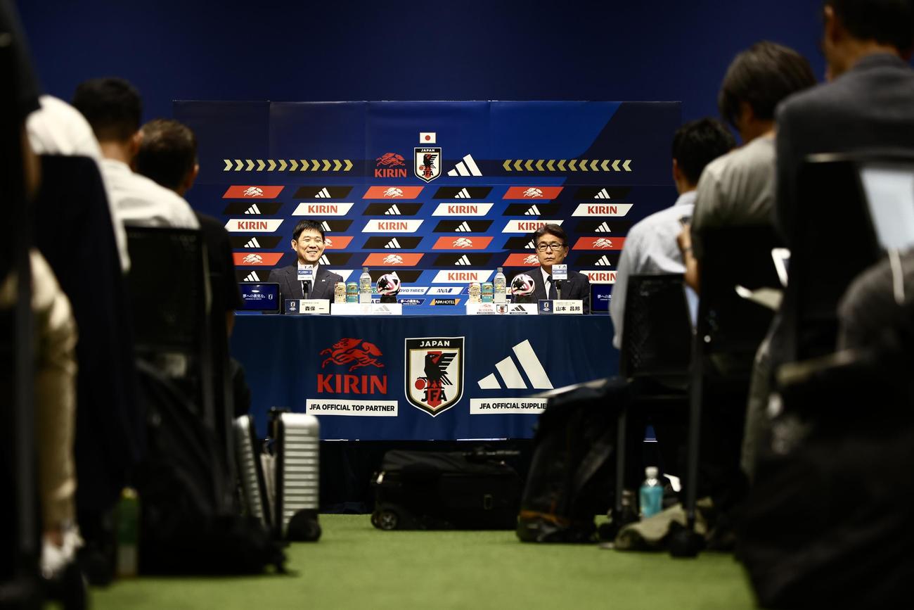 会見に臨むサッカー日本代表森保監督（左）と山本ナショナルダイレクター（撮影・河田真司）