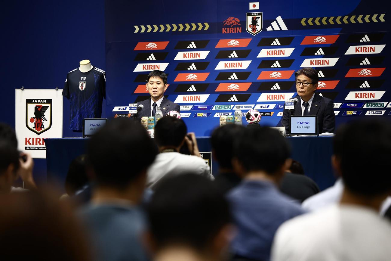会見に臨むサッカー日本代表森保監督（左）と山本ナショナルダイレクター（撮影・河田真司）